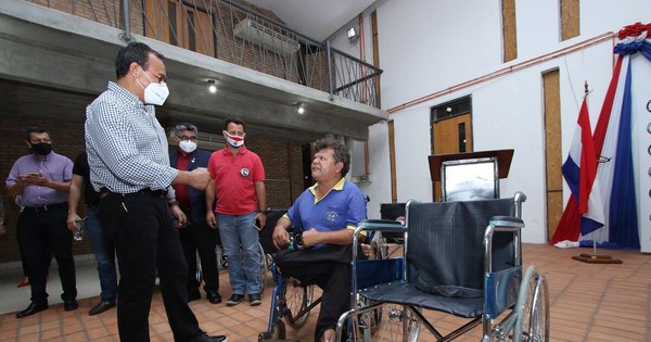 La Nación / Gobernación de Central entregó sillas de ruedas