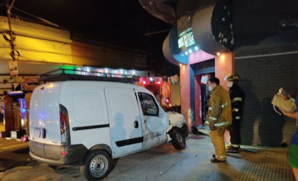 Al menos tres heridos tras choque en pleno microcentro - Nacionales - ABC Color