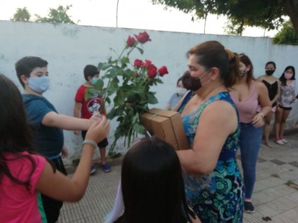 Sorprendieron a su profe tras terminar clases virtuales