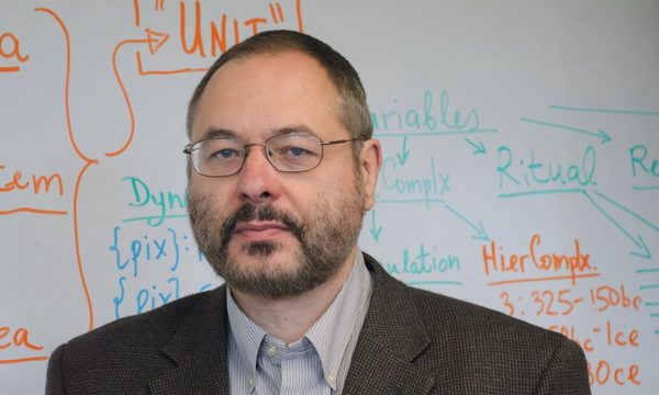 Científico predice que próximos 10 años podrían ser más “angustiantes” que el 2020