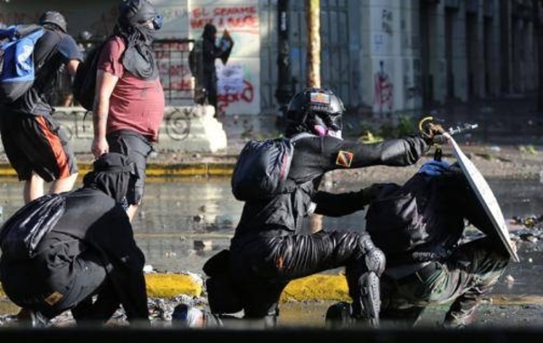 HOY / Marchas contra Piñera y violentos desmanes dejan 74 detenidos en Chile