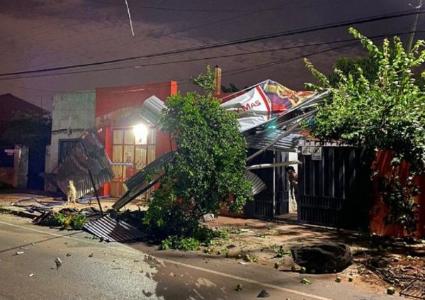 Conductor huye tras causar daños materiales a comercios en Luque