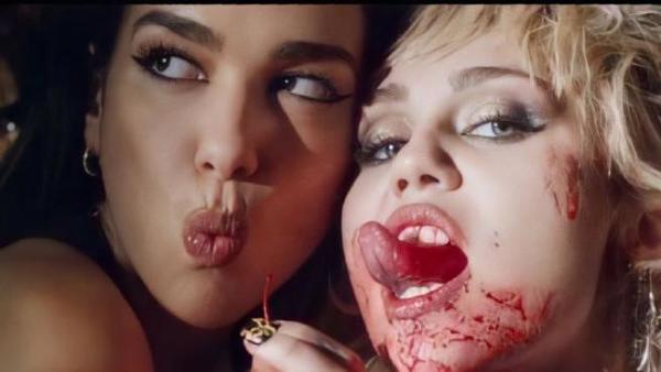 Miley Cyrus y Dua Lipa lanzan el clip 'Prisoner', donde liberan el deseo. | OnLivePy