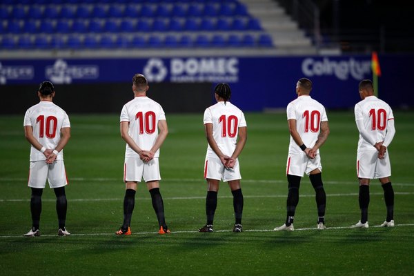 Tango y jugadores con el '10' en homenaje del Sevilla a Maradona