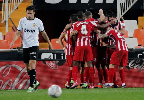 Un Atlético de Madrid superior vence al Valencia con gol en contra