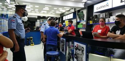 Siguen estafando a los turistas en los comercios de CDE - ABC en el Este - ABC Color