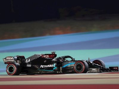 Hamilton eleva a 98 su récord histórico de 'poles' en Baréin