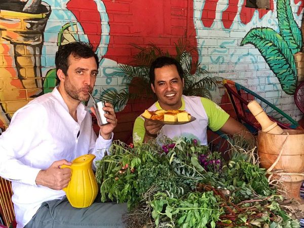Embajador británico recorrió el Mercado 4 y aprendió a tomar tereré