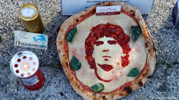 Indignación en Argentina por selfies junto al cadáver de Maradona