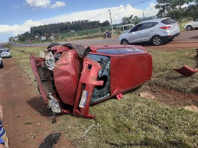 Padre e hijo salen ilesos de aparatoso accidente - ABC en el Este - ABC Color