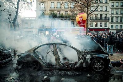 Más de 40 detenidos y de 20 policías heridos durante una protesta en París - Mundo - ABC Color