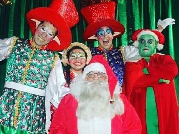 Crónica / HENDY LA SITÚ. Actores hacen de Papá Noel por el pan dulce