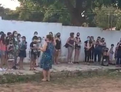 Crónica / Peques sorprenden a profe con despedida