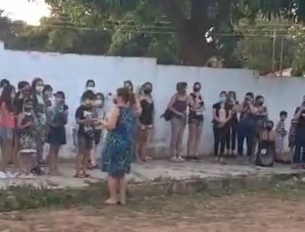 Crónica / Peques sorprenden a profe con despedida