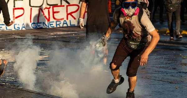 La Nación / Chilenos piden la renuncia de Piñera