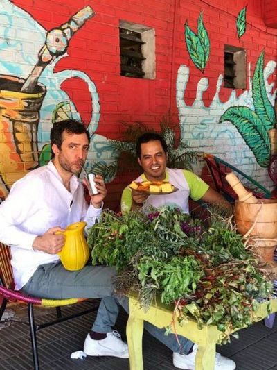 Embajador británico recorrió el Mercado 4 y aprendió a tomar tereré