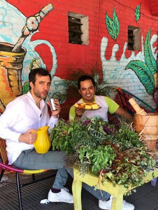 Embajador británico recorrió el Mercado 4 y aprendió a tomar tereré