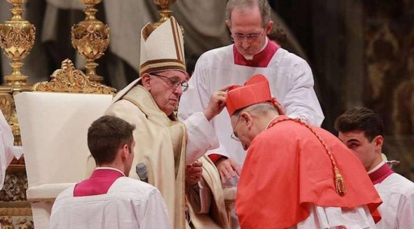 HOY / Francisco alerta del peligro de la mediocridad en misa con nuevos cardenales