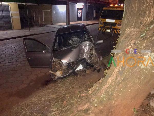 Joven pierde la vida tras chocar por un árbol