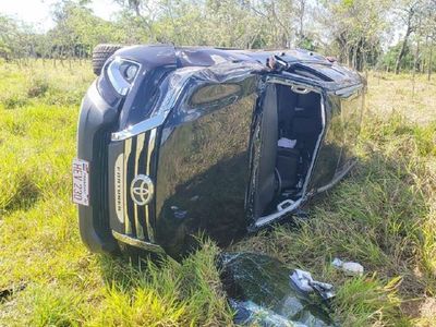 Hija de gobernador de Alto Paraná y su familia sufren aparatoso vuelco