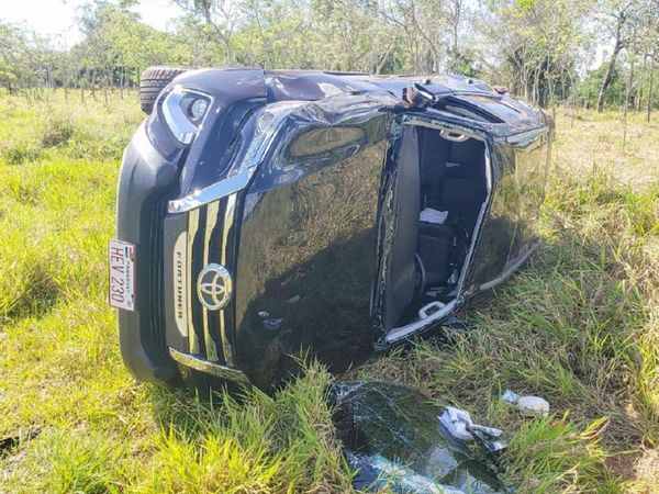 Hija de gobernador de Alto Paraná y su familia sufren aparatoso vuelco