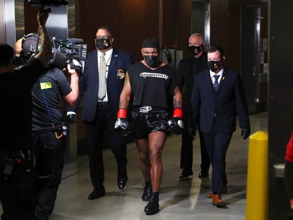 Luego de 15 años Mike Tyson volvió al ring y dio pelea a su rival | Noticias Paraguay