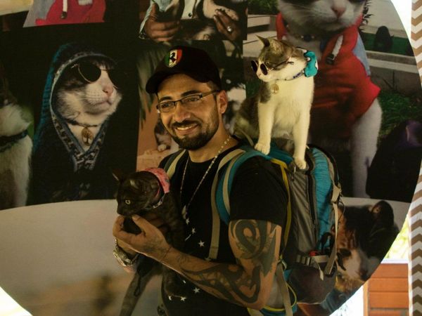 Festejaron a lo grande su cumple al gato mochilero