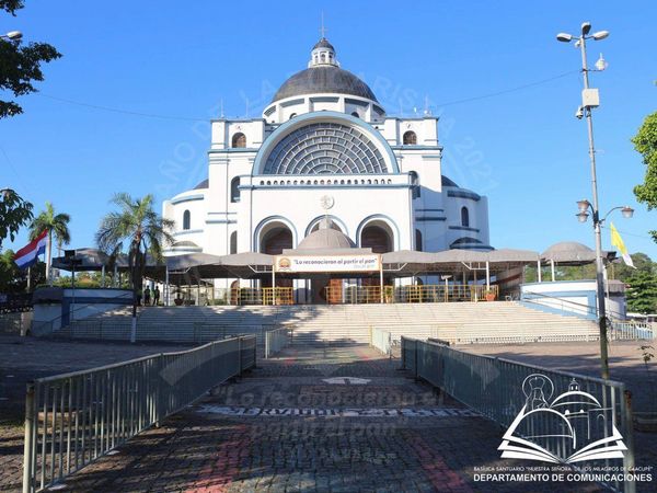 Se puede rezar a la Virgen por la televisión y las redes