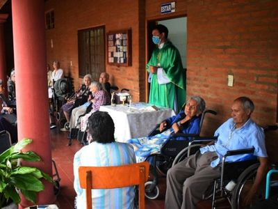 Emotivo festejo de cumpleaños de 23 abuelitos en Villarrica