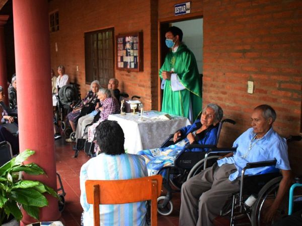Emotivo festejo de cumpleaños de 23 abuelitos en Villarrica
