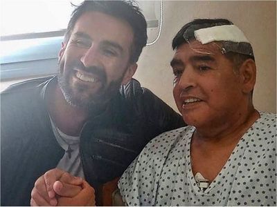 Imputan y allanan vivienda del médico de Diego Maradona