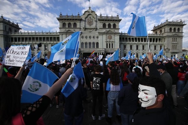 Miles vuelven a manifestarse contra corrupción en Guatemala