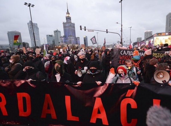 Policías en Polonia bloquean marcha a favor del aborto