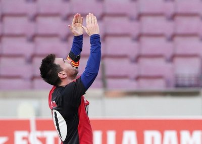 Barcelona gana y Lionel Messi homenajea a Maradona