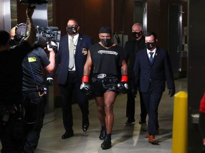 Luego de 15 años Mike Tyson volvió al ring y dio pelea a su rival