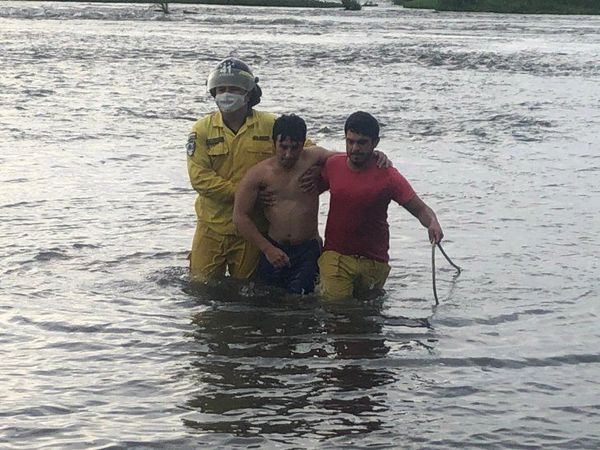 CUATRO PERSONAS SON ARRASTRADAS POR CORRIENTE DEL RÍO PARANÁ