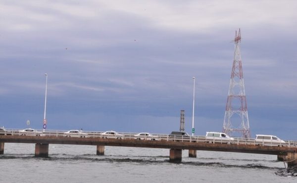 Una cola de autos sobre el puente internacional que une Posadas con Encarnación espera para trasladar a paraguayos que vuelven a su país
