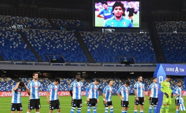 HOY / Nápoles honra a Maradona con camiseta albiceleste