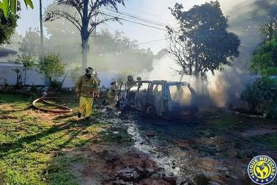 Fuego consume por completo un vehículo en Luque •