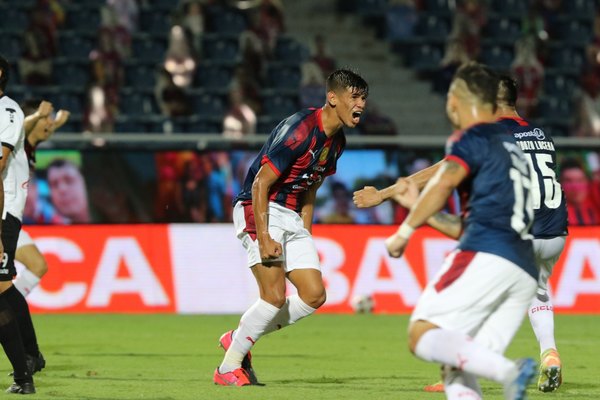 ¡Ciclonazo! Con uno menos, Cerro remonta y llega como líder e invicto al clásico