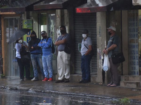 Persiste aglomeración en buses y paradas ante regulada del servicio