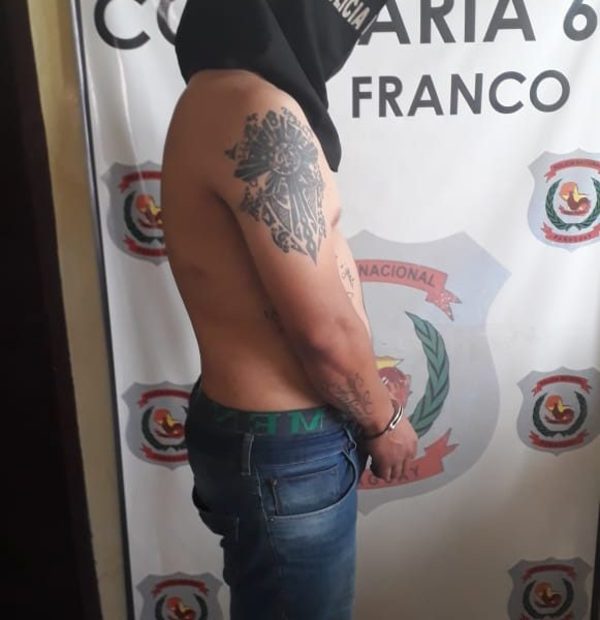 Cuenta con arresto domiciliario pero se paseaba en vehículo