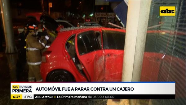 Automóvil fue a parar contra un cajero - ABC Noticias - ABC Color