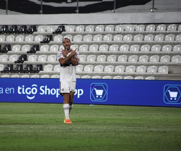 El gol para aplaudir es el de Roque Santa Cruz