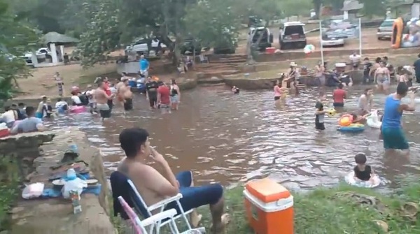 Inhabilitan balneario de Cordillera por aglomeración de personas