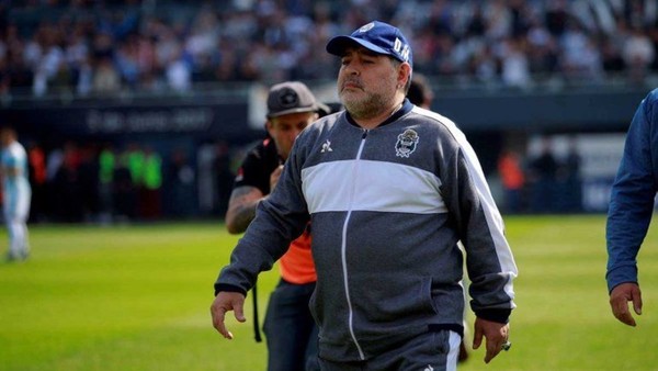 Aseguran que Diego Maradona se cayó y se golpeó la cabeza días antes de morir, pero no fue atendido » Ñanduti