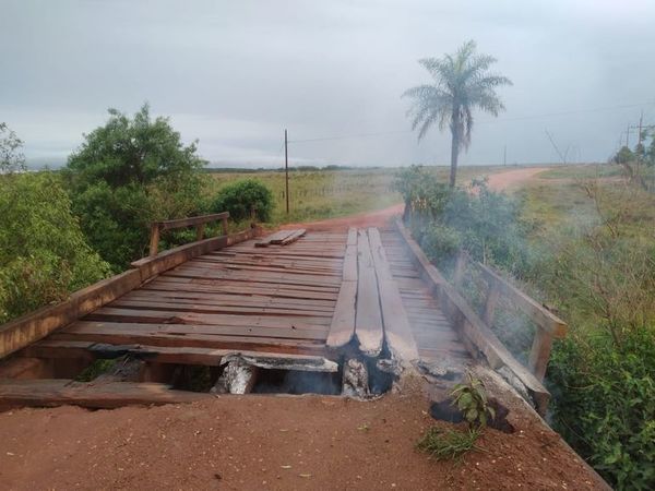 Queman puente de madera en acceso Quiindy -Ybycuí - Nacionales - ABC Color