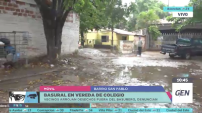HOY / Basural en vereda de colegio de Barrio San Pablo: Vecinos arrojan desechos fuera del basurero