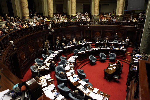"Equilibrio" frente al "recorte" en el debate presupuestario del Senado uruguayo - MarketData