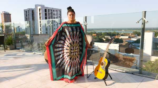 Una voz, una guitarra y un noble corazón: Joven nivaclé sueña con enseñar guitarra a los niños de su comunidad - Megacadena — Últimas Noticias de Paraguay